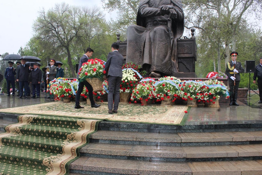 Церемония возложения цветов к подножию памятника Амира Темура