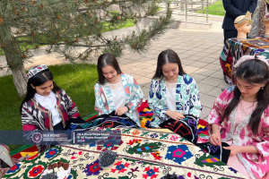 With the participation of students under the motto &quot;Living Traditions&quot;.  &quot;Collection of national values&quot; - Uzbek national traditions