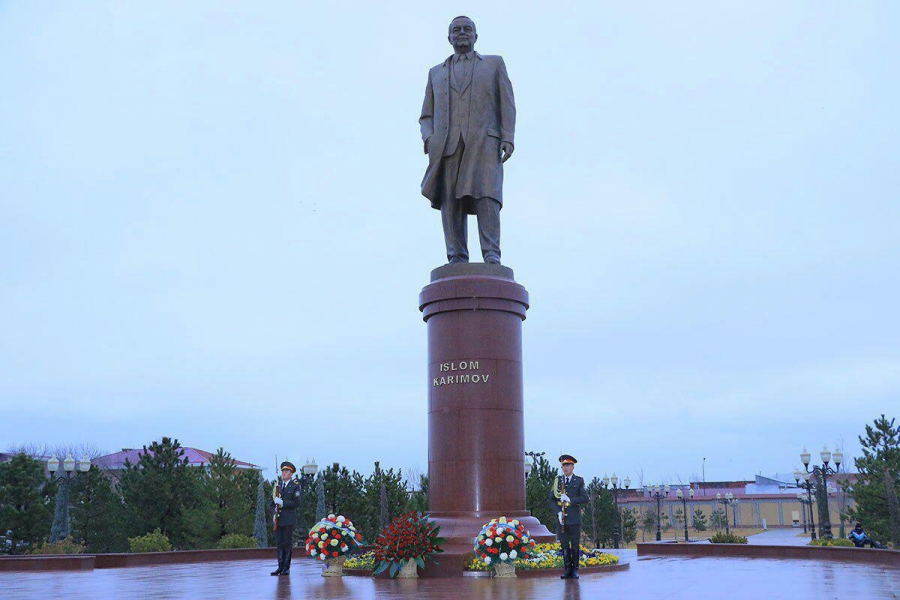 Коллектив Международного университета туризма «Шелковый путь» возложили цветы к памятнику Ислама Каримова
