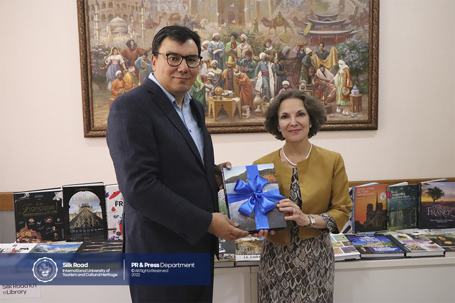 Посол Франции в Узбекистане Орелия Бушез прибыла в университет «Шелковый путь»