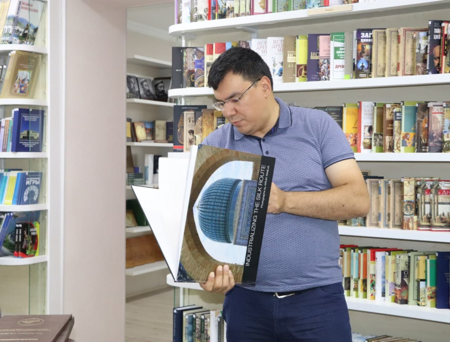 Aziz Abdukhakimov presented a collection of unique books to the University Library
