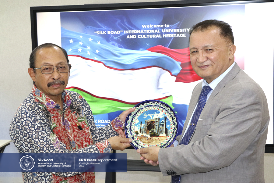 Посол Республики Индонезии в Узбекистане пополнил библиотечный фонд университета научной литературой и учебными пособиями