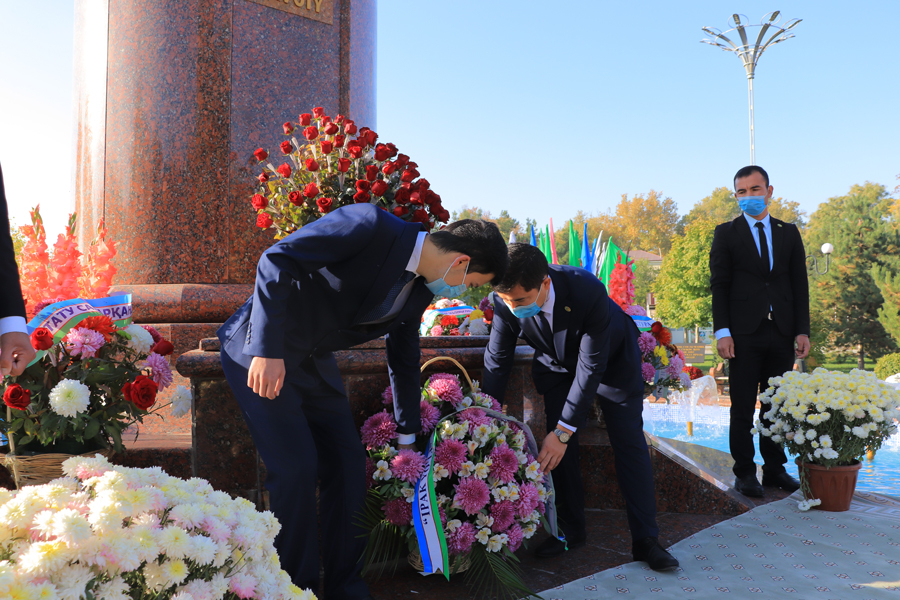 Возложение цветов ко дню празднования узбекского языка