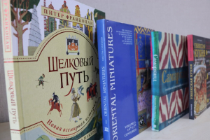 Komil Allamzhonov presented unique books to the “Silk Road” University’s Library
