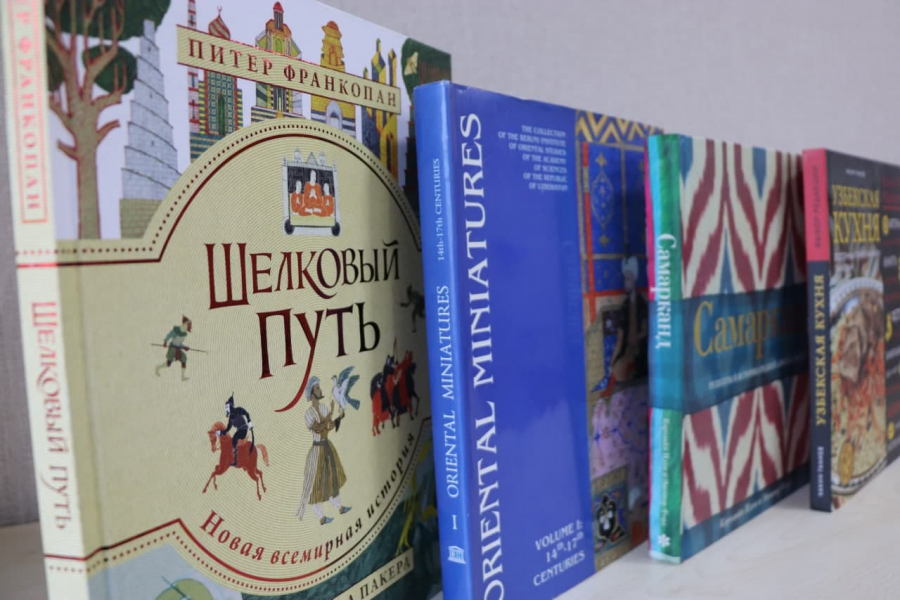 Комил Алламжонов подарил уникальные книги Библиотеке университета «Шелковый путь»
